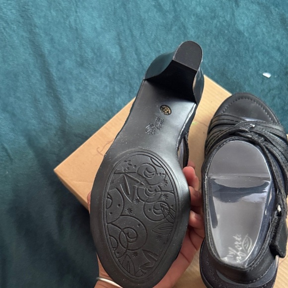 Elegant Black Leather Heels - Picture 7 of 13